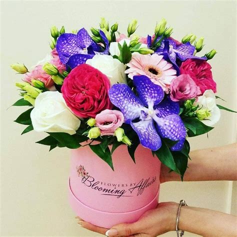 flower courier  Teleflora's Lush and Lovely $143